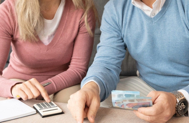 Couple calculant le budget d’un projet de salle de bains