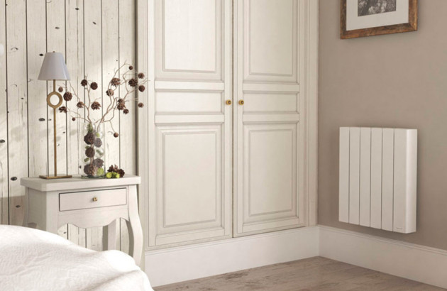 Chambre avec porte de placard rustique et radiateur blanc