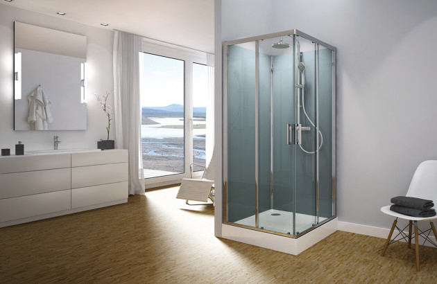 salle de bain équipée d'une cabine de douche carrée
