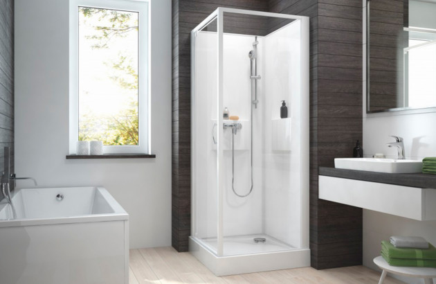 salle de bain minimaliste équipée d'une cabine de douche carrée