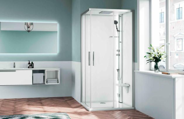salle de bain équipée d'une cabine de douche carrée