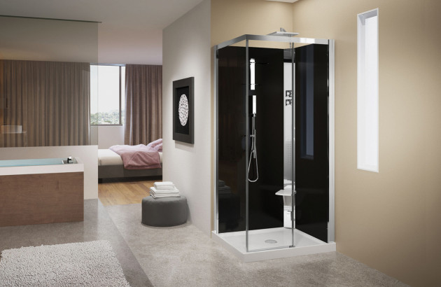 grande salle de bain équipée d'une cabine de douche carrée