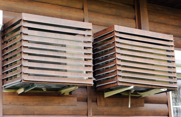 Climatisation avec cache clim extérieur en bois