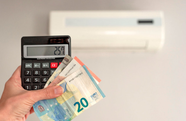 Personne qui calcule les coûts d'entretien de son climatiseur