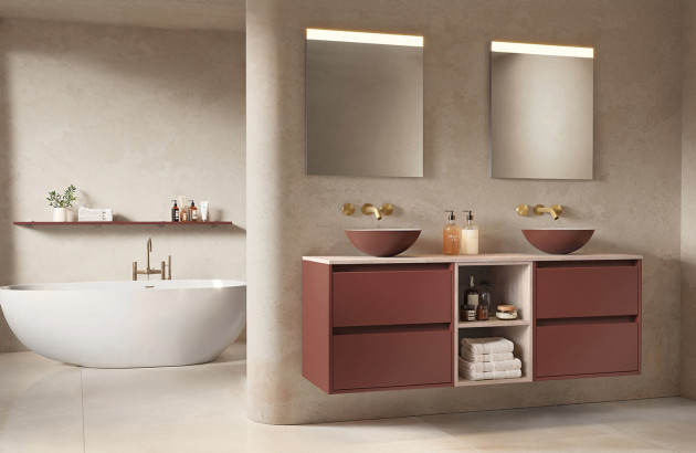 Meuble double vasque suspendu rouge avec vasques à poser et miroirs rectangulaires lumineux.