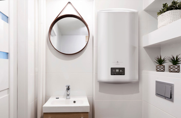 Chauffe-eau dans une petite salle de bains