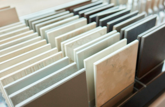 Présentoir avec différents types de carrelage industriels