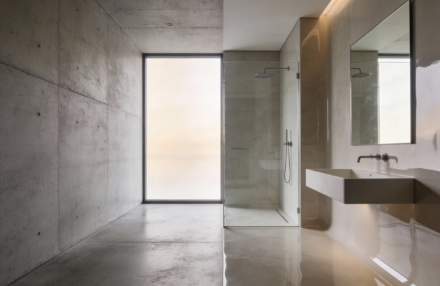 Salle de bains avec béton ciré et résine