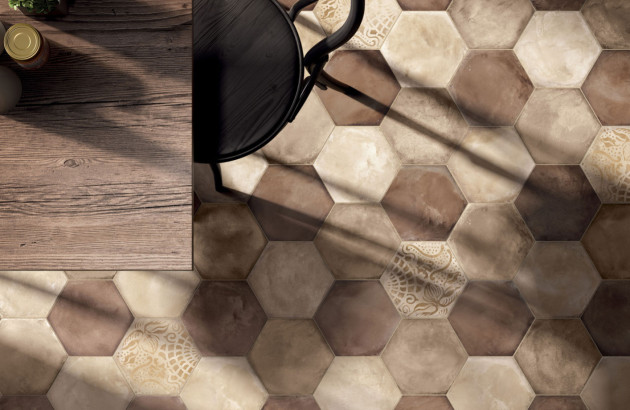 Carrelage ocre hexagonal installé au sol d'une maison