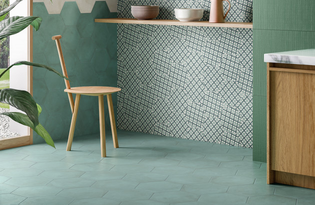 Carrelage imitation ciment mural vert dans une pièce