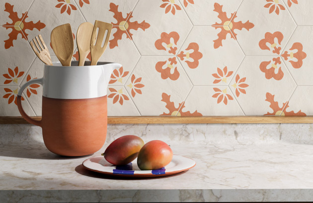 Carrelage mural hexagonal à motifs sur le mur d'une cuisine