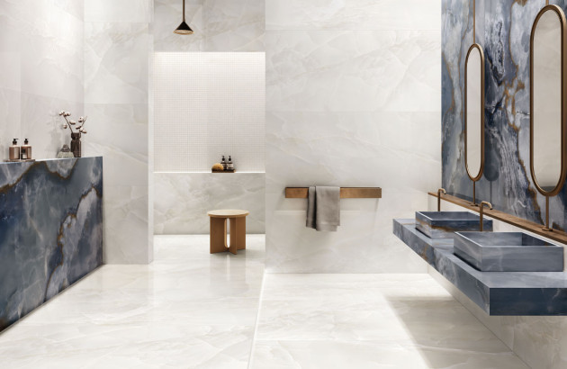 salle de bains lumineuse avec carrelage mural blanc brillant et éléments décoratifs en onyx bleu