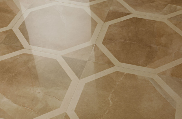 Carrelage beige poli qui reflète la lumière