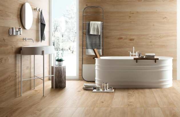 Salle de bains équipée de revêtements en bois