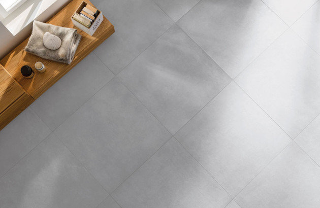 Carrelage imitation béton dans une pièce d'une maison