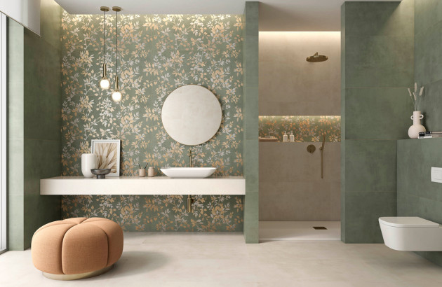 Salle de bains contemporaine avec baignoire foncée et mur décoré d’un carrelage à motifs floraux.