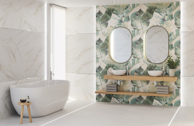 Salle de bains lumineuse avec baignoire, double vasque et carrelage mural décoratif aux motifs tropicaux.