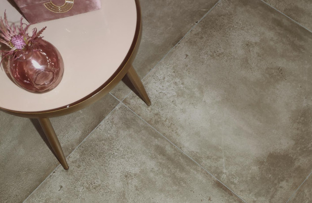Carrelage effet metal oxydé au sol avec une table rustique