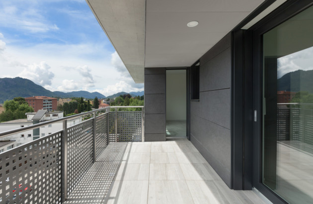 Carrelage extérieur résistant sur un balcon 