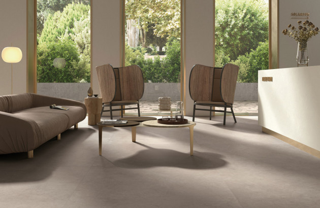 Salon équipé de carrelage grand format