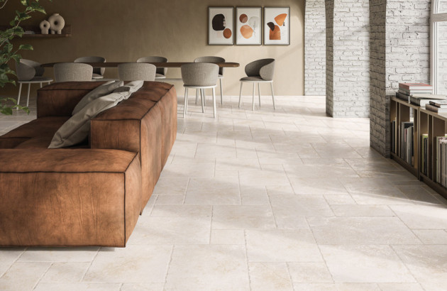 Carrelage travertin dans un salon classique