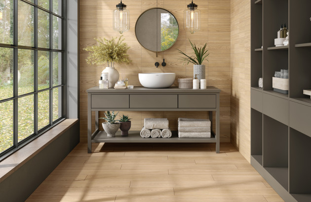 Salle de bains moderne avec meuble vasque et carrelage imitation bois aux tons naturels.