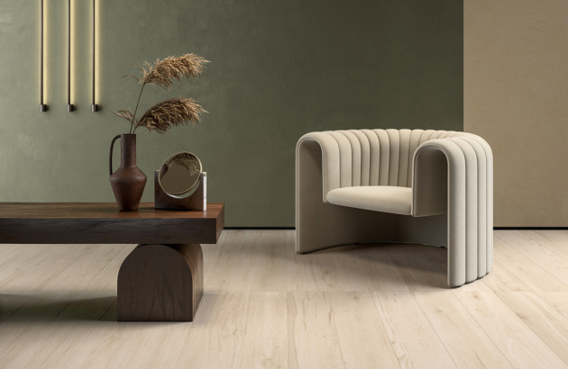 Salon avec mur peint et carrelage imitation parquet