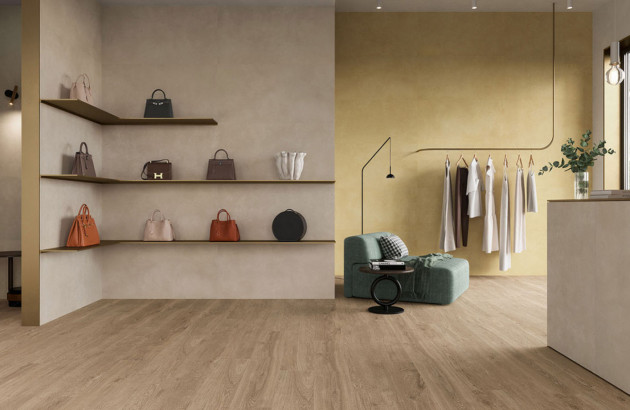 Salon avec carrelage en bois et revêtement mural jaune tendance en 2024