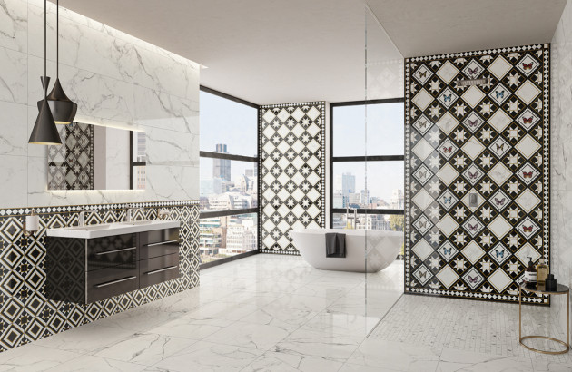 Salle de bains avec carrelage à motifs graphiques.