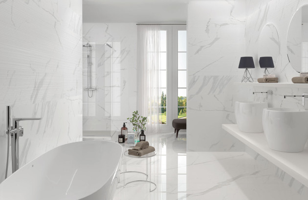Salle de bains recouverte de carrelage marbre blanc