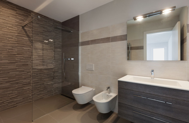 salle de bain harmonieuse carrelage marron avec douche, lavabot, wc et bidet