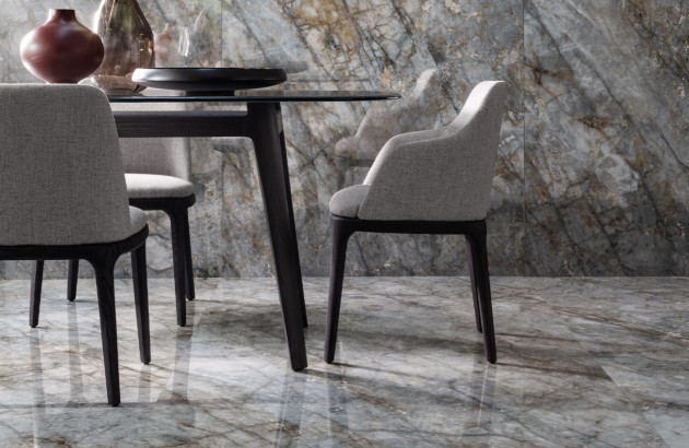 salle à manger raffinée avec carrelage effet onyx gris aux murs et au sol