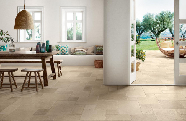 Pièce à vivre avec du carrelage neutre