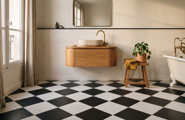 Contrastes avec une pose de carreaux en damier noir et blanc