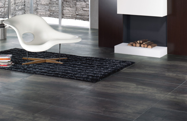 Carrelage noir grand format effet pierre au sol, posé dans un intérieur contemporain, illustrant la durabilité et l’élégance du carrelage noir en cuisine en 2026.