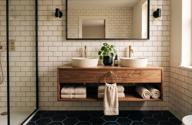 salle de bain avec carreaux noir hexagonaux au sol et des faïences murale blanc cassé