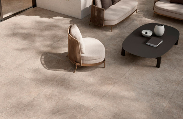 Salon de jardin installé sur une terrasse avec du carrelage extérieur
