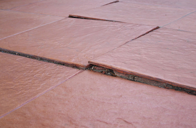 Carrelage rouge qui se décolle