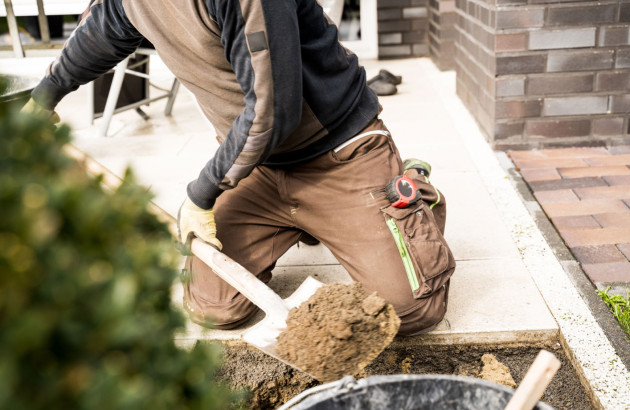 Décaissage du sol pour la pose de carrelage sur plots