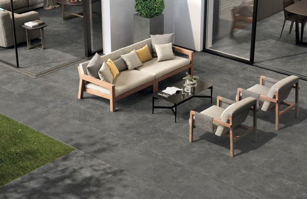 Le côté chic du carrelage gris anthracite pour une terrasse