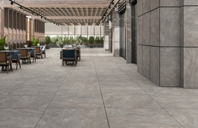 Terrasse contemporaine avec carrelage travertin gris effet pierre, idéale pour un espace extérieur design et résistant.