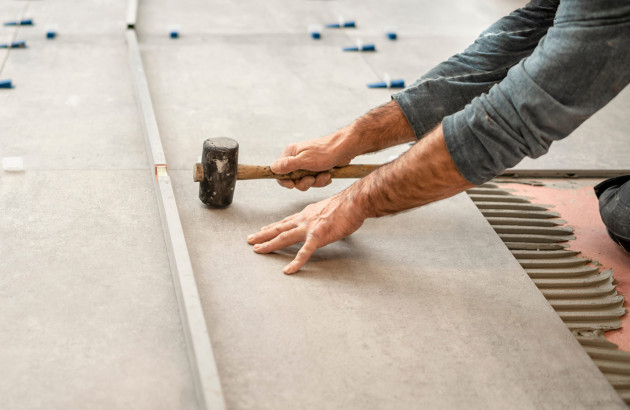 Pose carreaux pour un seuil de porte