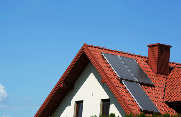 Trois panneaux solaires posés sur un toit de maison