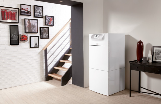 Système de chauffage installé dans une habitation à proximité d’un escalier.