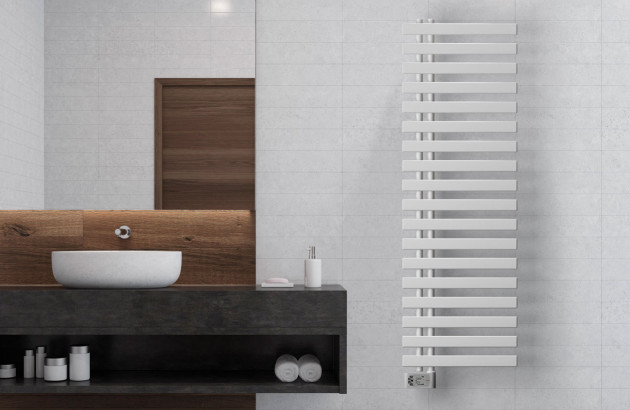 sèche-serviette dans une salle de bains blanche avec mobilier en bois