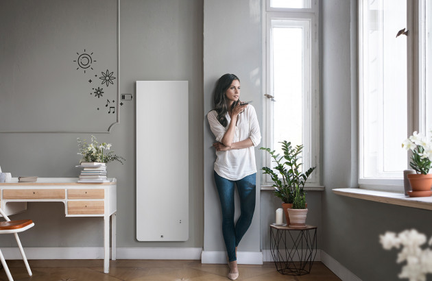 Jeune femme adossée à un mur