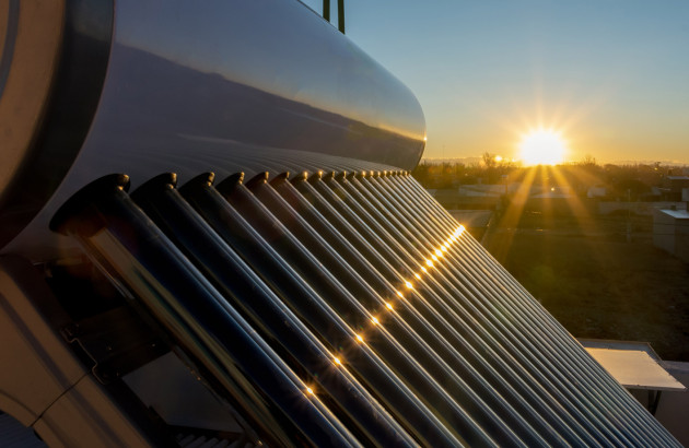 Chauffe eau solaire sur un toit avec coucher de soleil