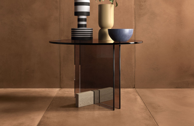Table décorative posée dans des pièces recouvertes de carrelage ocre
