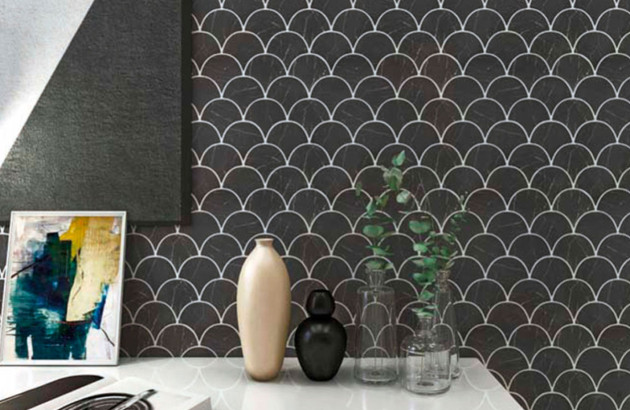 Mur avec mosaïque noire écaille