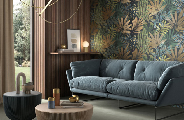 Salon avec canapé et carrelage imitation effet jungle